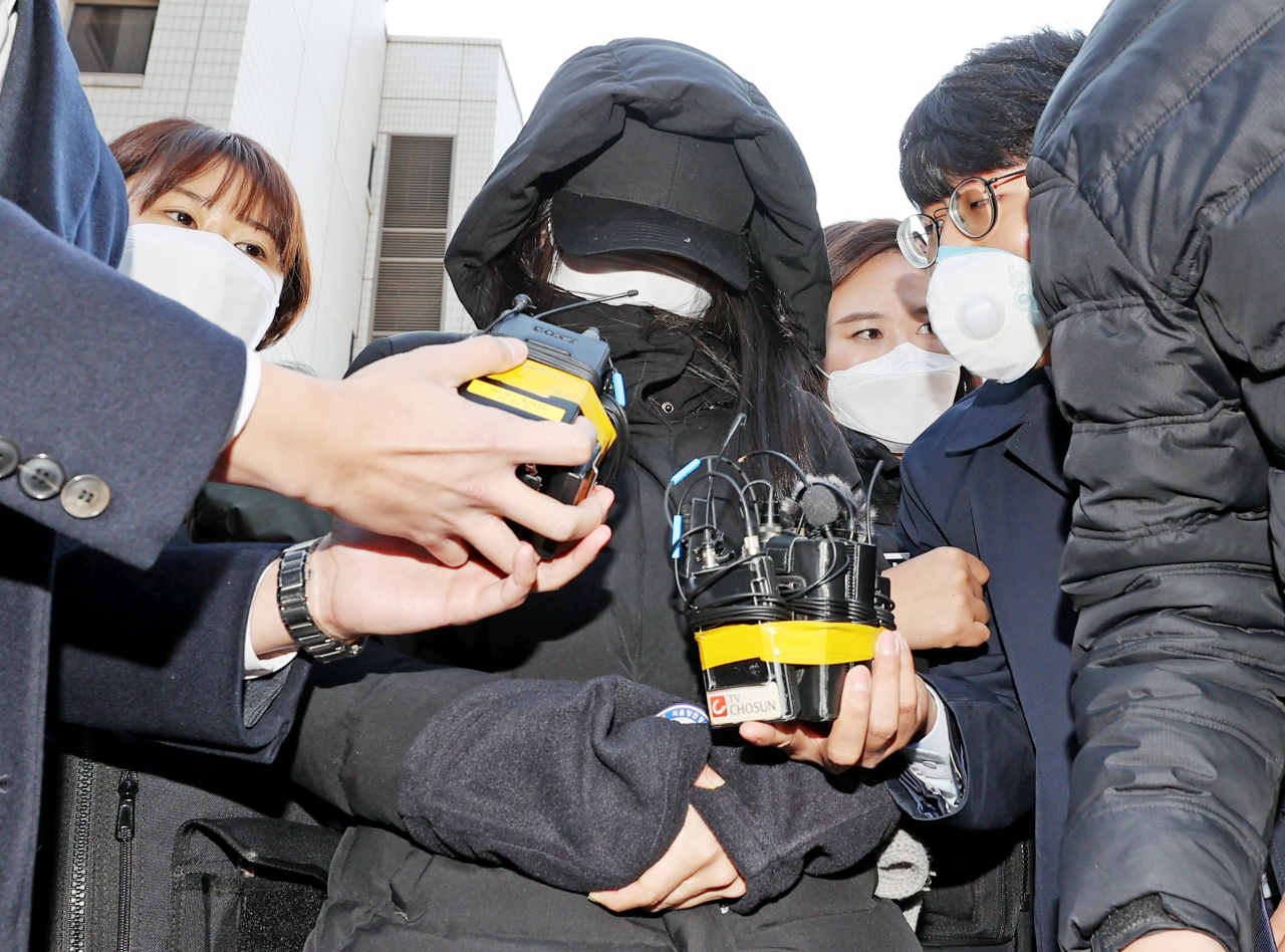 생후 16개월 입양아 학대 치사 혐의를 받는 모친이 11일 오전 서울 양천구 남부지법에서 구속 전 피의자 심문(영장실질심사)을 받은 뒤 청사를 나서고 있다. [연합]