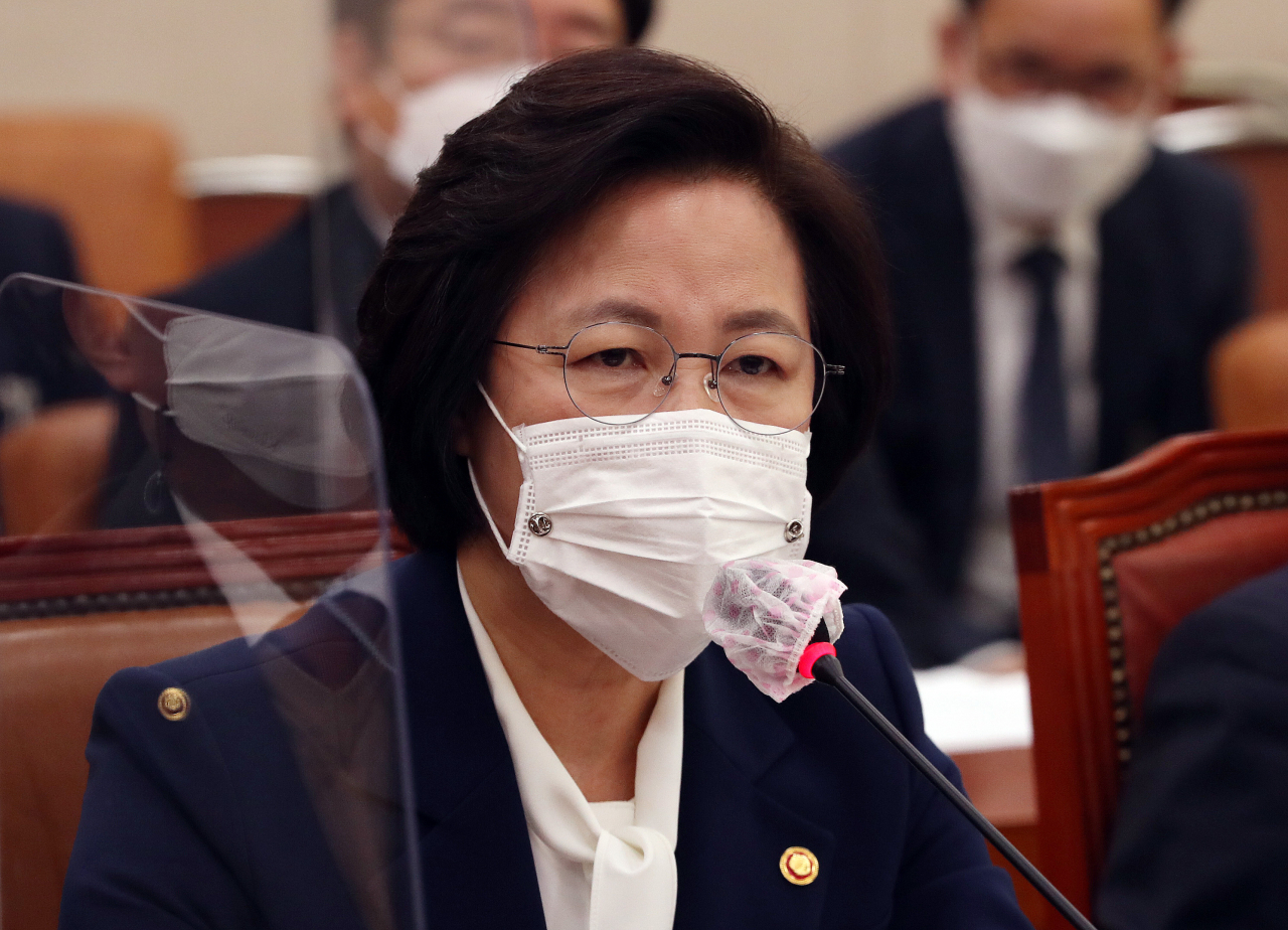 추미애 법무부 장관이 16일 국회 법제사법위원회 전체회의에서 답변하고 있다. [연합]