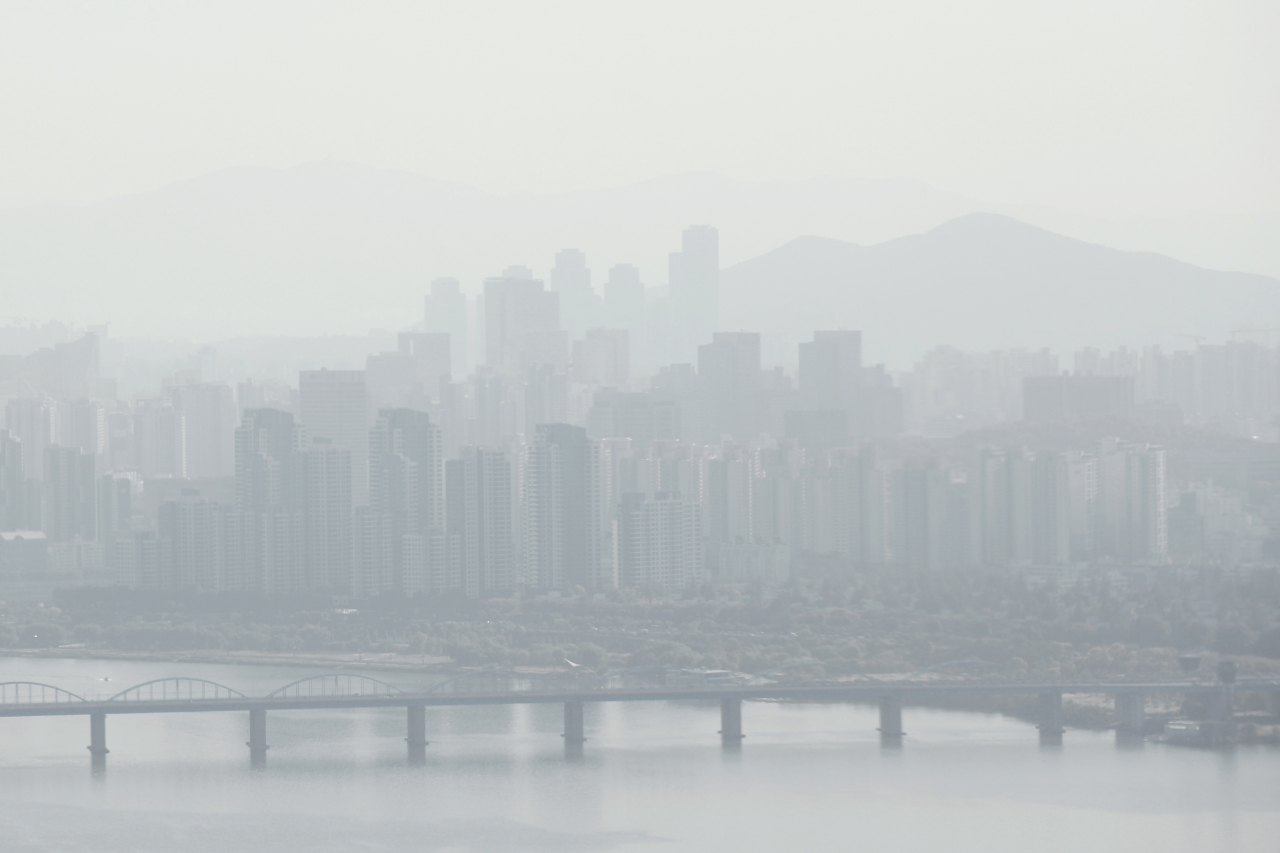 서울 등 수도권 초미세먼지 농도가 '나쁨' 수준을 보인 지난 16일 서울 시내 일대가 뿌옇다. [연합]