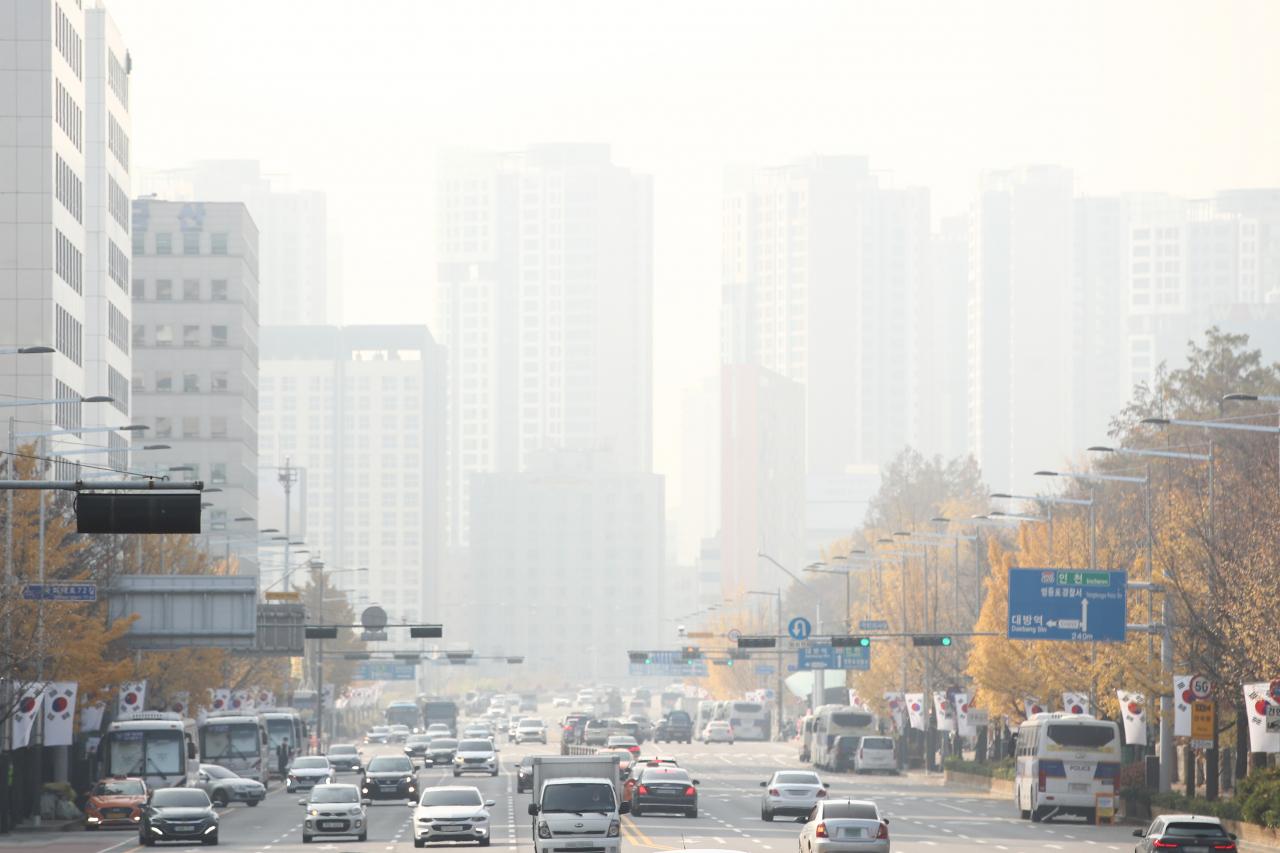 서울 등 수도권 초미세먼지 농도가 ‘나쁨’ 수준을 보인 지난 16일 서울 시내 일대가 뿌옇다. [연합]
