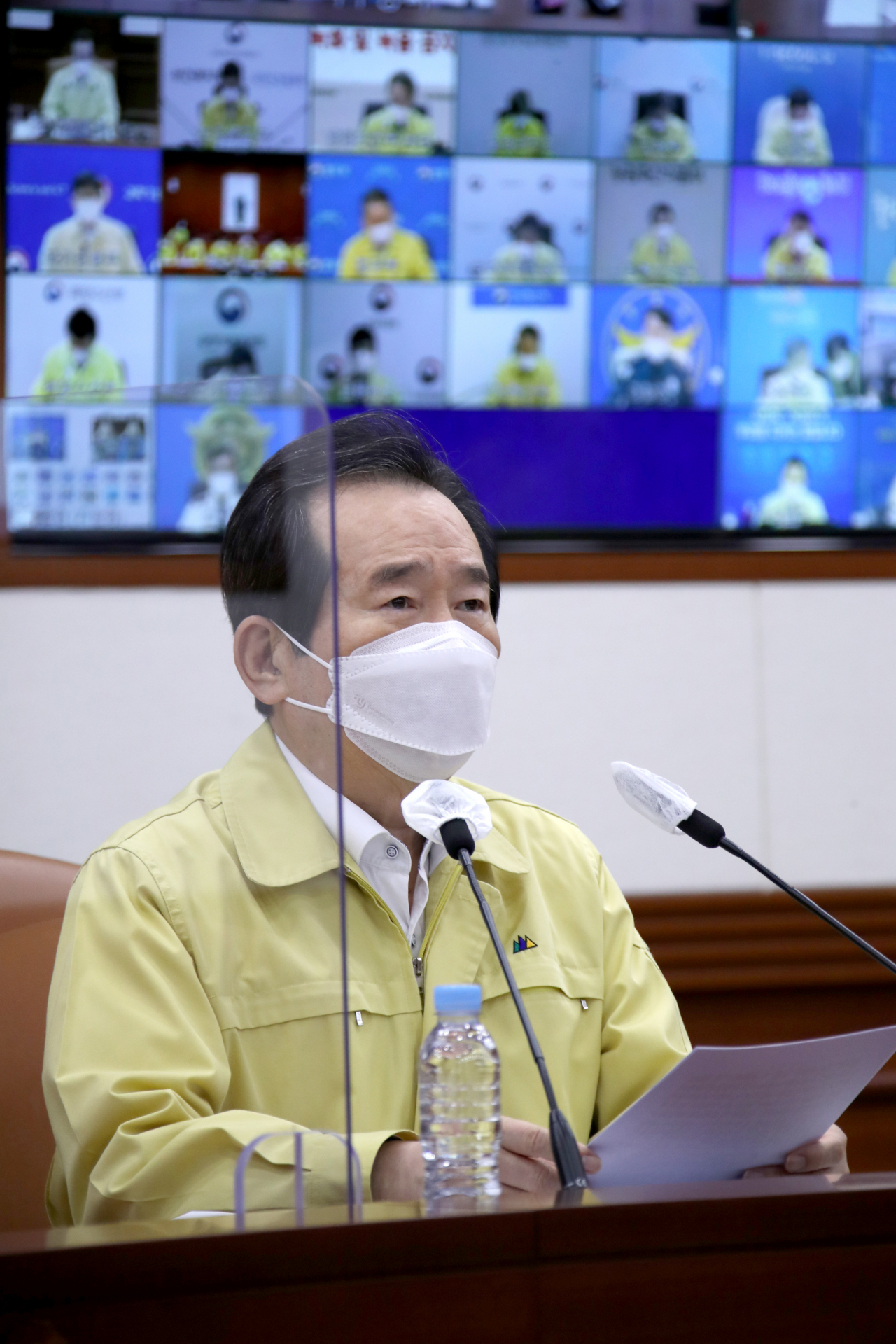 정세균 국무총리가 17일 오전 정부서울청사에서 열린 코로나19 대응 중앙재난안전대책본부에서 모두발언을 하고 있다. [연합]