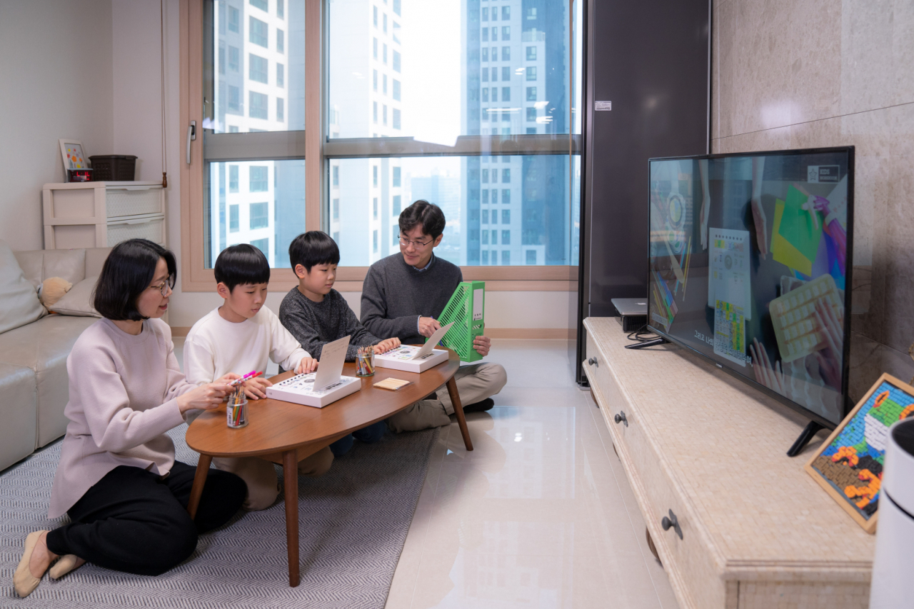 대림그룹 직원 가족들이 가정에서 디뮤지엄 미술 창작 키트로 사운드아트 작품을 만들고 있다. [대림산업]