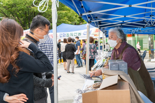 직거래장터 모습. [양천구 제공]