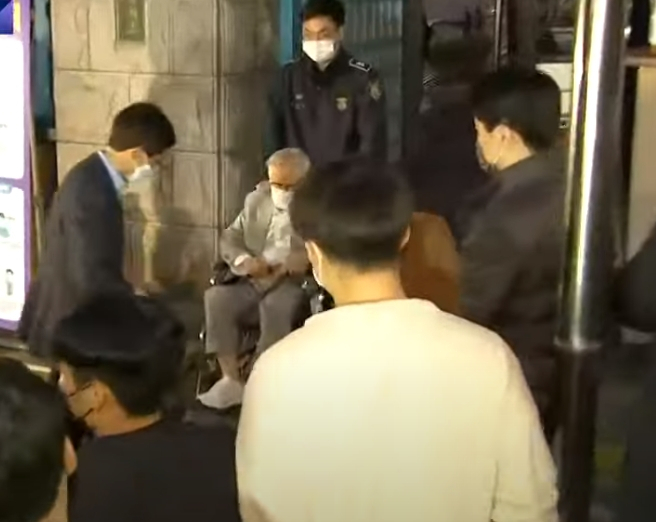 구치소에서 나오는 이만희 총회장.[JTBC영상 캡처]