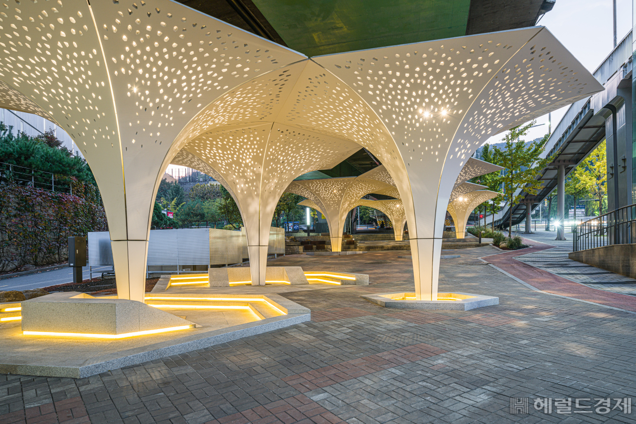 삭막했던 한남 1고가 하부에 카페·쉼터 생겼다 - 헤럴드경제