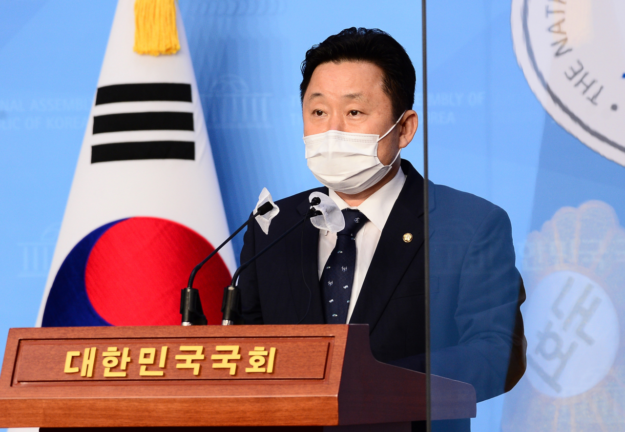 최인호 더불어민주당 수석대변인이 2일 국회 소통관에서 내년 4월 서울·부산시장 보궐선거 공천 및 당헌 개정 여부를 결정하는 전당원투표 결과, "전체 권리당원의 86%가 찬성했다"고 발표하고 있다. [연합]