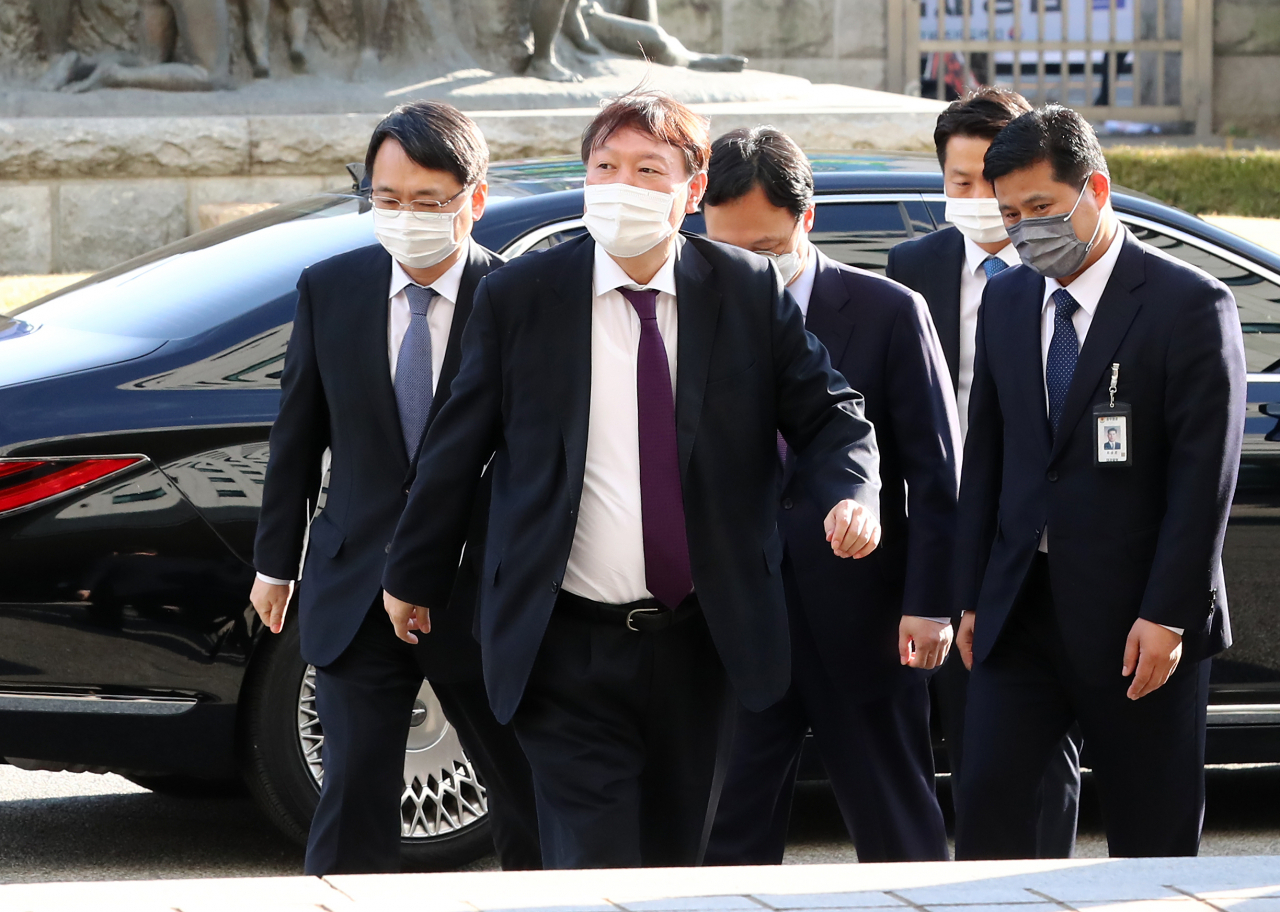윤석열 검찰총장이 지난달 29일 대전지방검찰청을 방문해 강남일 대전고검장, 이두봉 대전지검장 등과 이동하고 있다.[연합]