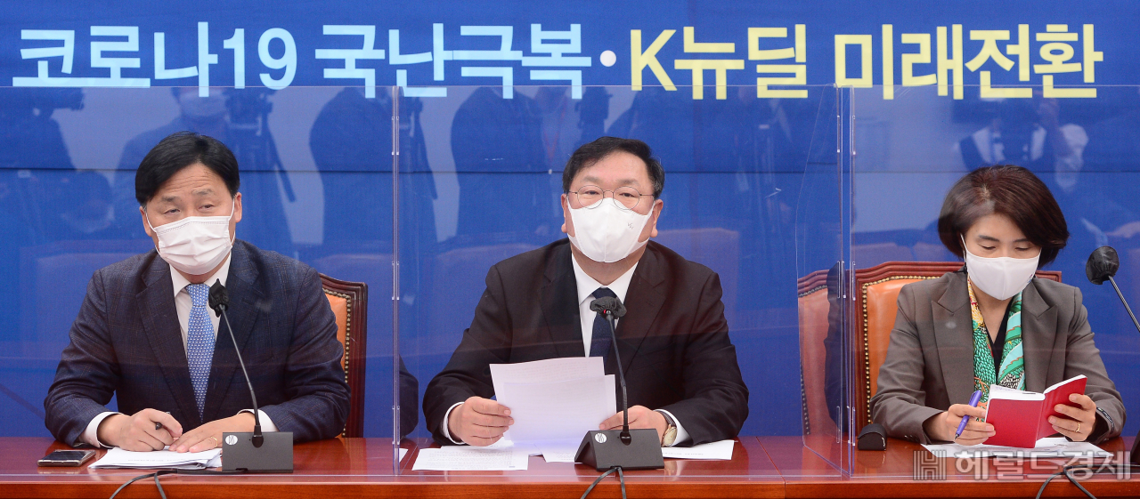[헤럴드경제=이상섭 기자] 더불어민주당 김태년 원내대표가 17일 서울 여의도 국회에서 열린 원내대책회의에서 발언하고 있다. babtong@heraldcorp.com