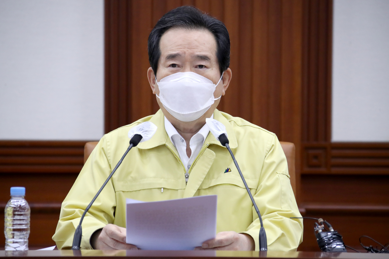 정세균 국무총리가 17일 오전 정부서울청사에서 열린 신종 코로나바이러스 감염증(코로나19) 대응 중앙재난안전대책본부(중대본) 회의를 주재하며 발언하고 있다. 이 회의에서 신종 코로나바이러스 감염증 확진자가 가파르게 증가하는 수도권과 강원도의 '사회적 거리두기'가 현행 1단계에서 1.5단계로 곧 격상될 것으로 보인다. 연합뉴스