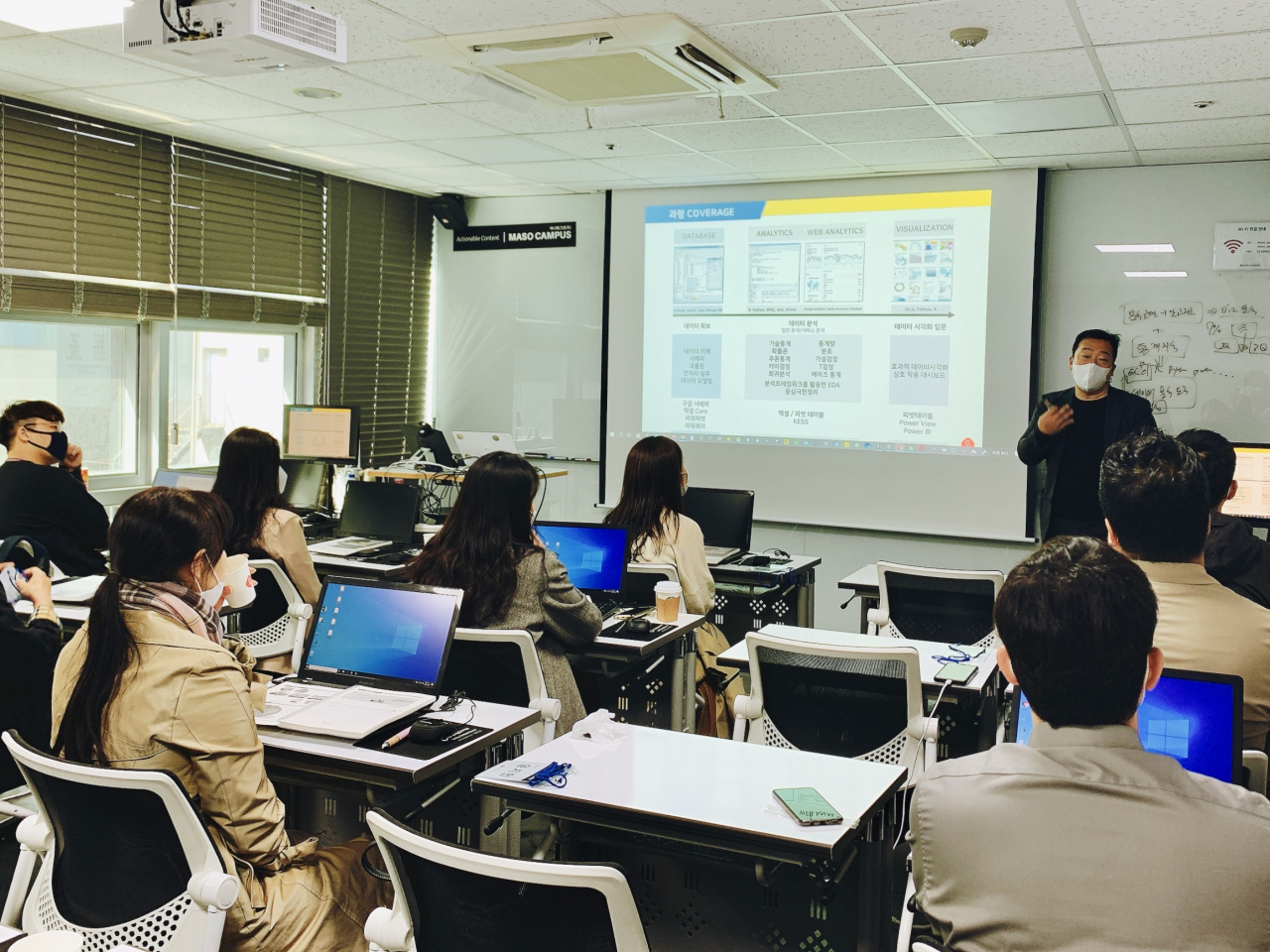 롯데 임직원들이 지난 5월 역삼 소재의 한 교육장에서 진행된 'DT인재 자격인증제'의 Data Science(데이터 분석) 과정에 참여하고 있다. [롯데 제공]