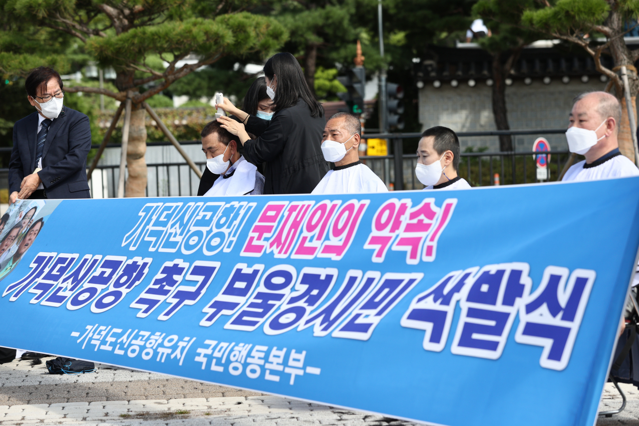 가덕도신공항유치국민행동본부 소속 부·울·경 시민들이 정부에 가덕신공항 건설을 촉구하며 삭발식을 진행하고 있다. [연합]