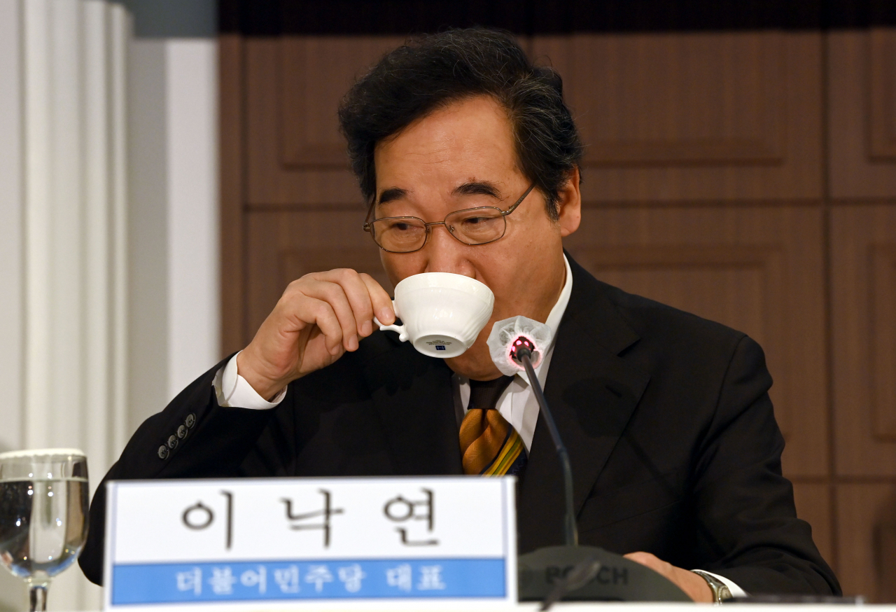 이낙연 더불어민주당 대표가 17일 오전 서울 프레스센터에서 열린 관훈토론회에 참석, 차를 마시고 있다. [공동취재단]