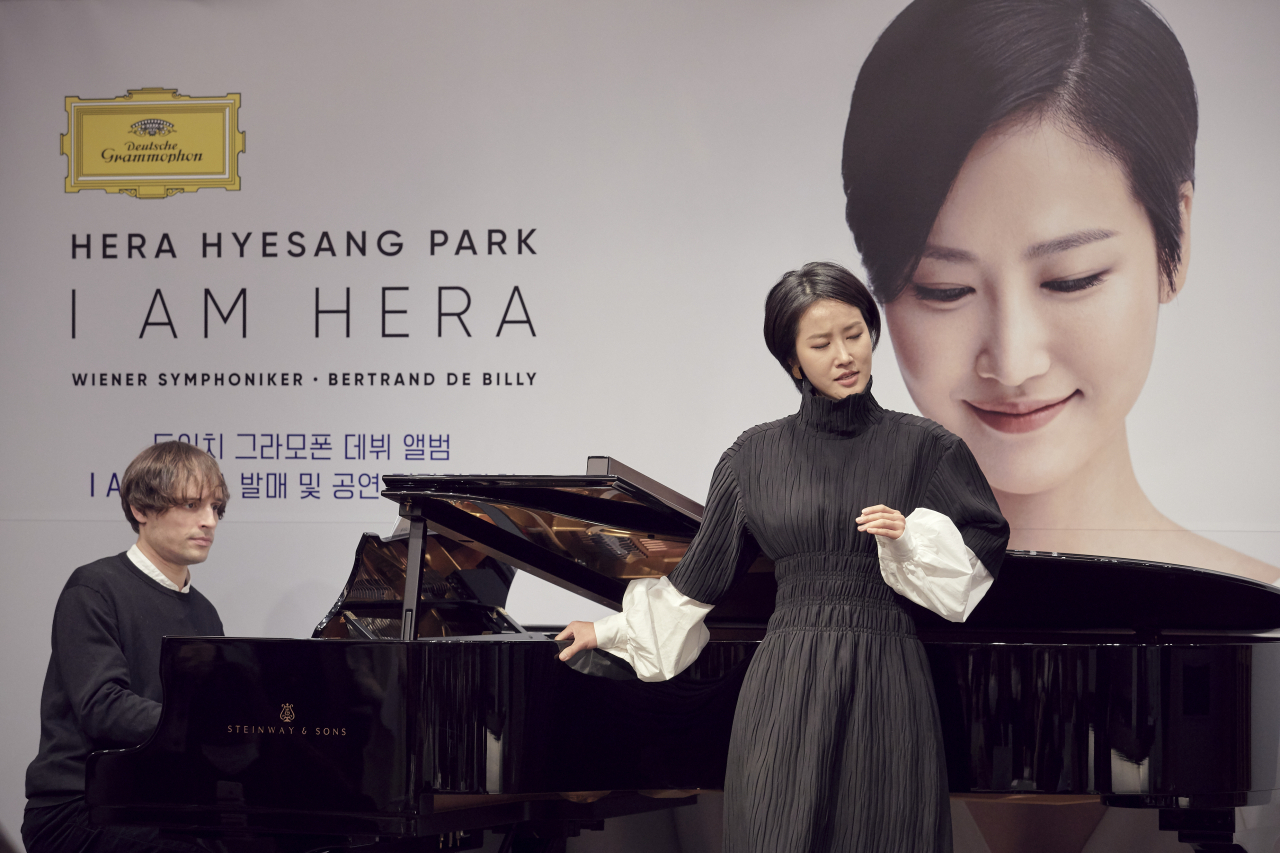 소프라노 박혜상은 피아니스트 조성진에 이어 한국인으로는 두 번째로 독일 클래식 레이블 도이치 그라모폰과 전속계약을 맺었다. 지난 6일 발매한 데뷔 앨범 '아이 엠 헤라(I AM HERA)'에는 모차르트, 로시니, 푸치니 등의 오페라 아리아를 비롯해 '연꽃 만나고 가는 바람같이(김주원 작곡)', '시편 23편(나운영 작곡)' 등 한국가곡 2곡이 실렸다. 그는 “가장 잘 할 수 있는 음악으로 경계를 허물어 보고 싶었다”고 말했다. [크레디아 제공]