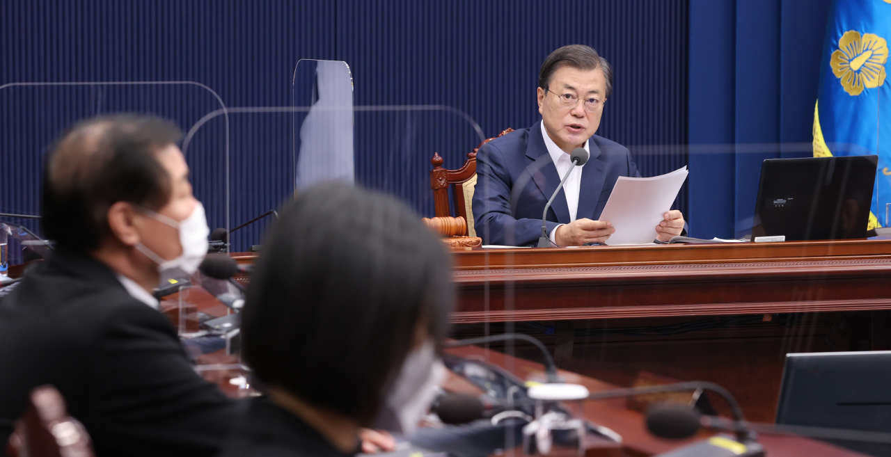 문재인 대통령이 17일 오전 청와대에서 국무회의를 주재하고 있다. [연합]