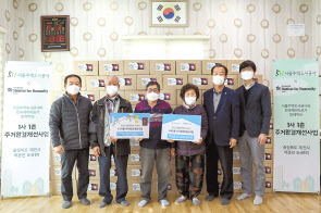 지난 12일 충북 제천시 도곡리 마을회관에서 SH공사 주거환경개선사업 후원금 및 임직원 자원봉사 제작 물품 전달식이 열리고 있다. [SH공사 제공]