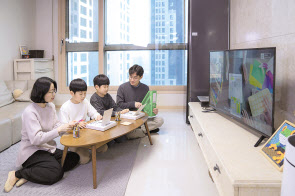 대림그룹 직원 가족들이 가정에서 디뮤지엄 미술 창작 키트로 사운드아트 작품을 만들고 있다. [대림산업 제공]