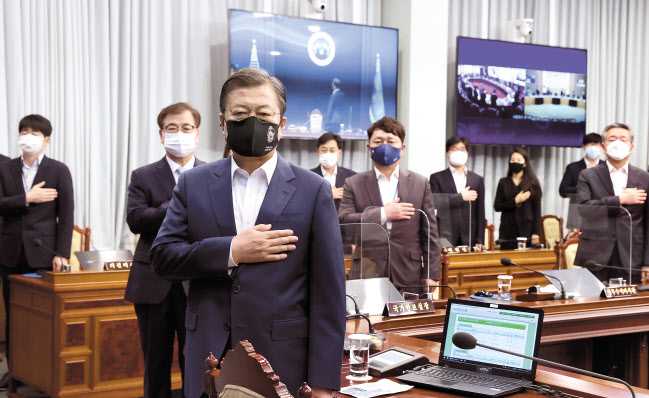 문재인 대통령이 17일 오전 청와대에서 열린 국무회의에서 국기에 경례하고 있다. [연합]