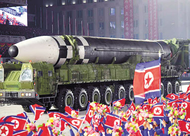 북한이 지난달 노동당 창건 75주년 열병식 때 공개한 이동식발사대(TEL)에 탑재한 신형 ICBM 모습.
