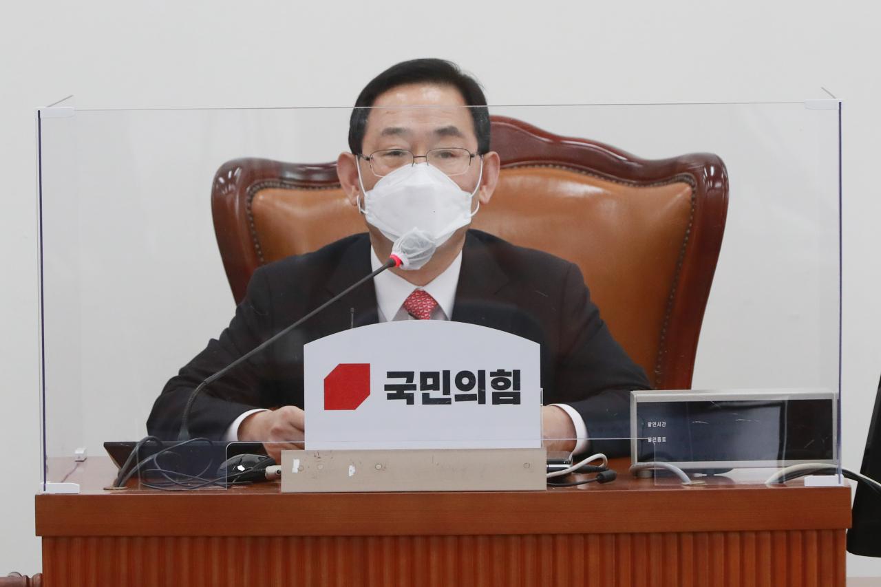 17일 오전 서울 여의도 국회에서 열린 국민의힘 화상 의원총회에서 주호영 원내대표가 발언하고 있다. 국민의힘은 이날 사회적거리두기가 1.5단계로 격상됨에 따라의원총회를 곧바로 비대면 화상 의원총회로 변경했다. [헤럴드경제=이상섭 기자]