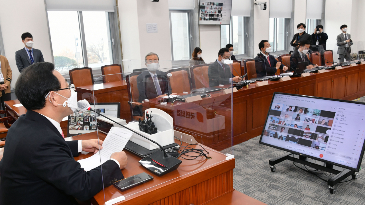 17일 오전 서울 여의도 국회에서 열린 국민의힘 화상 의원총회에서 주호영 원내대표가 발언하고 있다. 국민의힘은 이날 사회적거리두기가 1.5단계로 격상됨에 따라의원총회를 곧바로 비대면 화상 의원총회로 변경했다. [헤럴드경제=이상섭 기자]