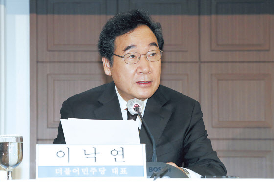 이낙연 더불어민주당 대표가 17일 오전 서울 프레스센터에서 열린 관훈토론회에 참석했다. [국회사진기자단]