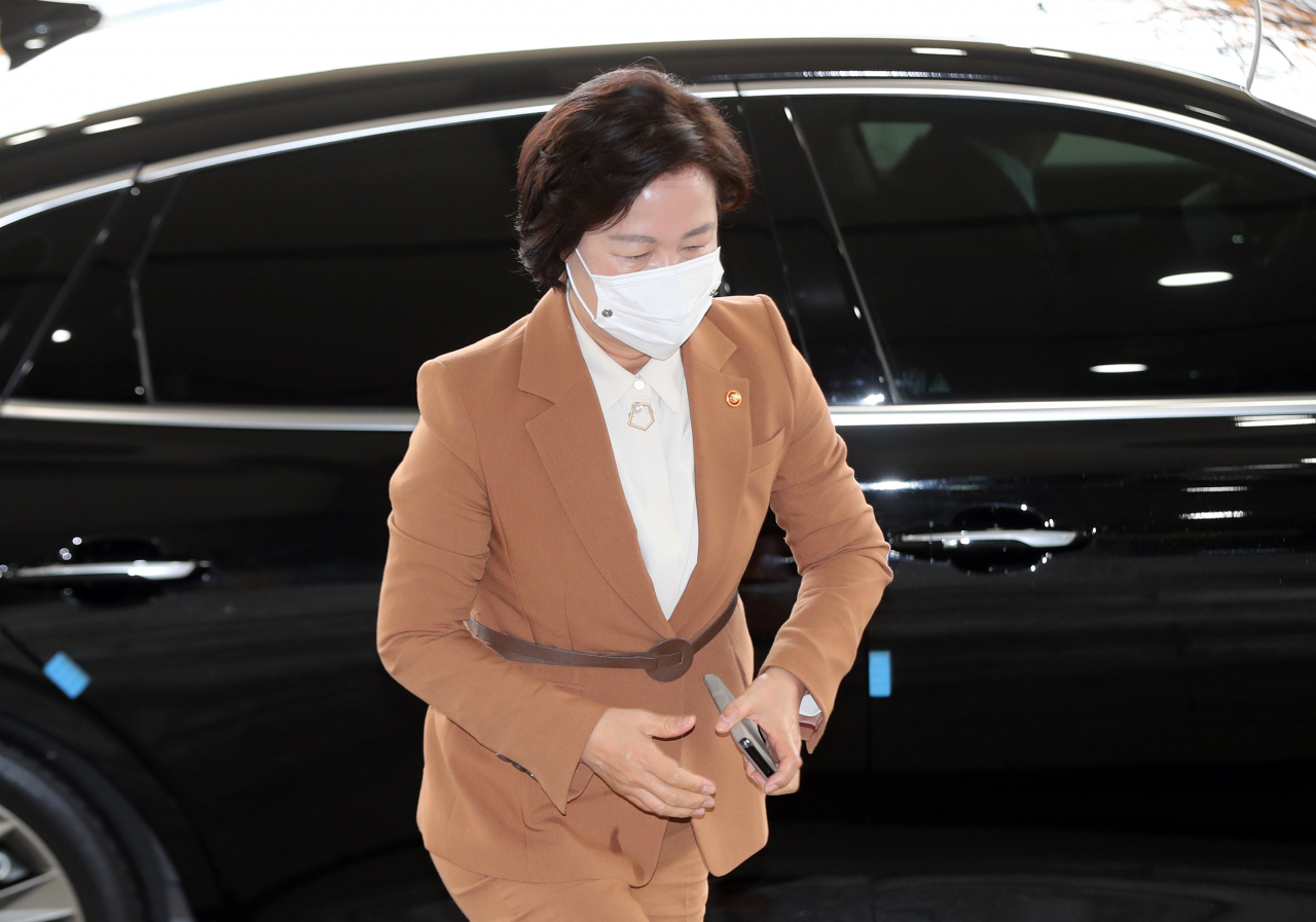 추미애 법무부 장관이 17일 오전 국무회의에 참석하기 위해 정부서울청사에 도착하고 있다. [연합]