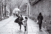 서울옛길(FLOW) 사진집 ‘삼청동천길’. [서울시 제공]