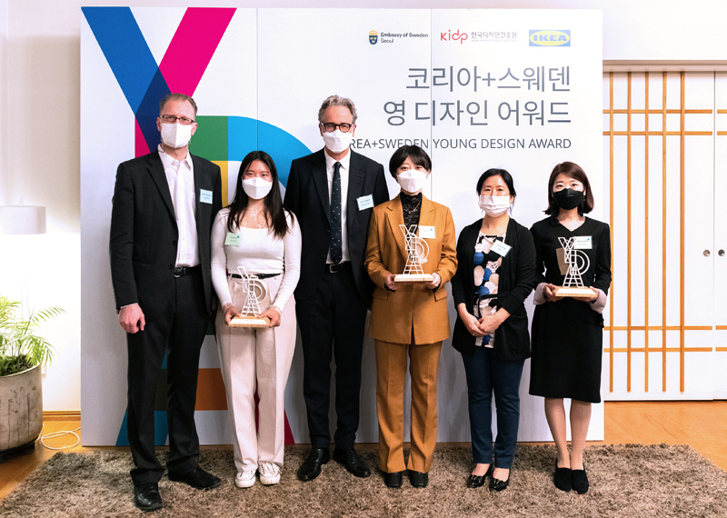 한국디자인진흥원이 주한스웨덴대사관, 이케아코리아와 공동으로 ‘2020 코리아+스웨덴 영 디자인 어워드’를 16일 개최했다. 왼쪽부터 프레드릭 요한슨 이케아 코리아 대표, 전은지 디자이너, 야콥 할그렌 주한스웨덴대사, 심다은 디자이너, 윤주현 한국디자인진흥원장, 박민초 디자이너. [디자인진흥원 제공]