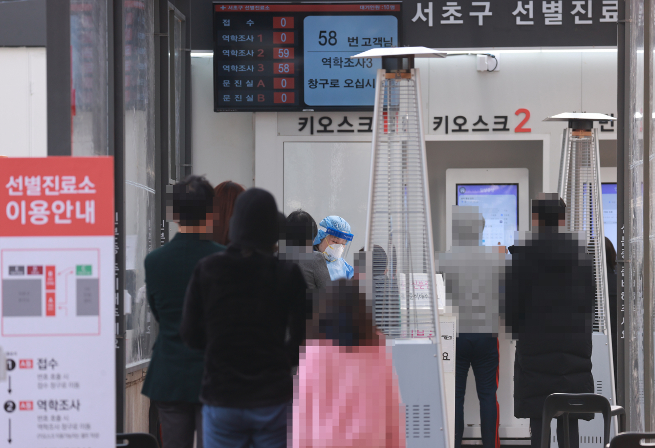 17일 서울 서초구 보건소 코로나19 비대면 선별진료소를 찾은 시민들이 '코로나19' 검사를 위해 차례를 기다리고 있다.중앙방역대책본부는 이날 0시 기준으로 코로나19 신규 확진자가 230명 늘어 누적 2만8998명이라고 밝혔다. 신규 확진자 수가 세 자리를 나타낸 것은 이달 8일(143명) 이후 10일째이며, 200명대는 나흘 연속이다. 방역당국은 확산세가 거센 수도권의 '사회적 거리두기'를 19일 0시를 기해 1.5단계로 격상키로 결정했다. [연합]