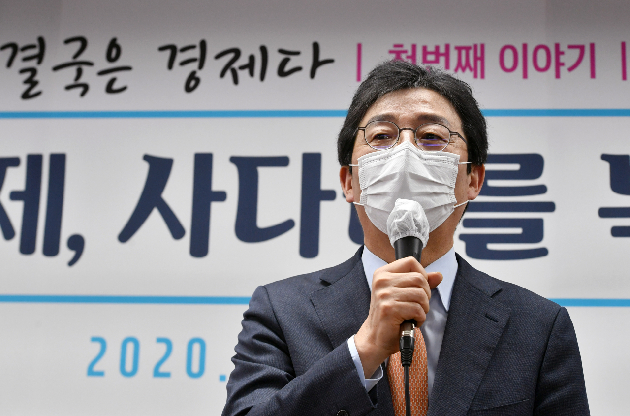 유승민 전 의원이 16일 서울 여의도 국회 앞 태흥빌딩 '희망 22' 사무실에서 '결국 경제다'를 주제로 열린 '주택문제, 사다리를 복원하다' 토론회에서 인사말을 하고 있다. [연합]