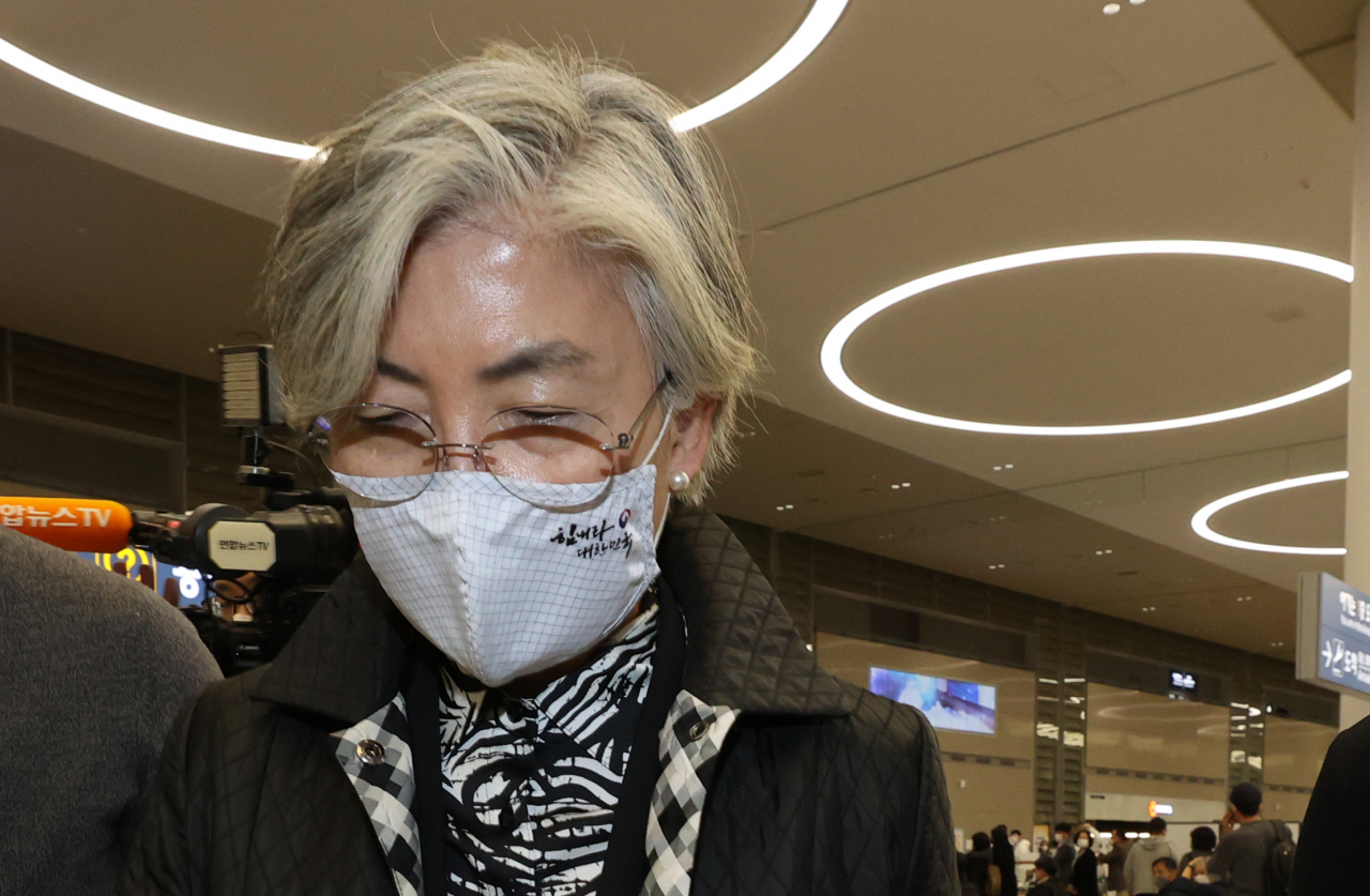 강경화 외교부 장관이 12일 오후 미국 방문을 마치고 인천국제공항 2터미널을 통해 귀국하고 있다. [연합]