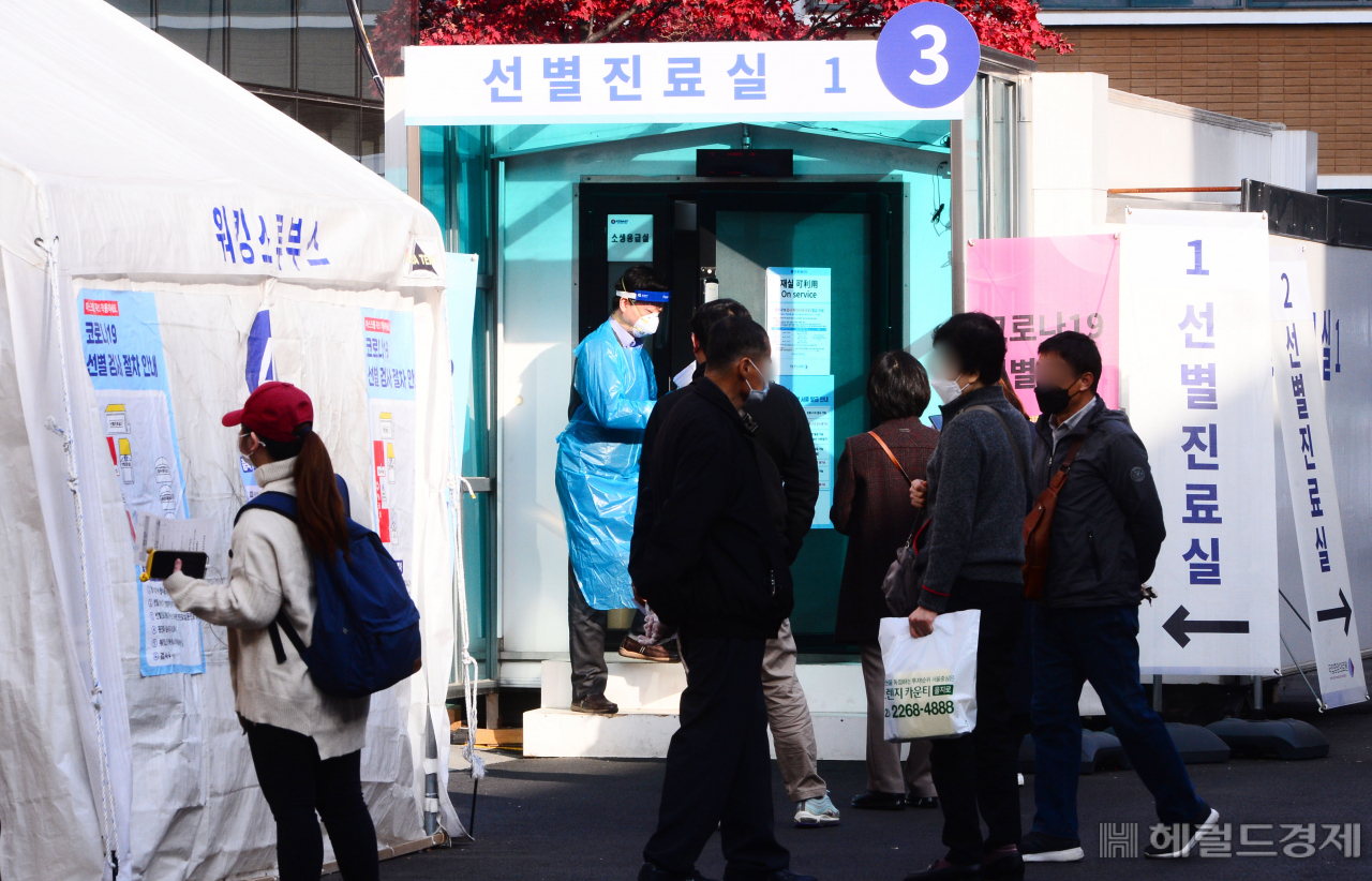 [헤럴드경제=박해묵 기자] 17일 오전 정부가 수도권의 사회적 거리두기 단계를 1.5단계로 격상하기로 한 가운데 서울 중구 국립중앙의료원 선별진료소에 시민들이 검진을 받기 위해 대기하고 있다.