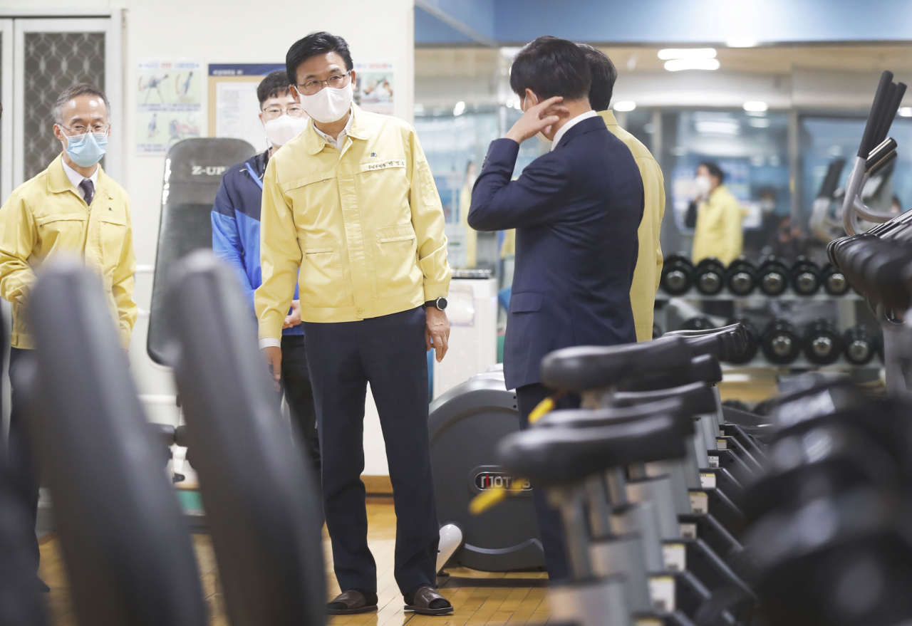 박성수 송파구청장이 신종 코로나바이러스 감염증(코로나19) 방역 점검차 송파체육문화회관에 방문했다. [송파구 제공]