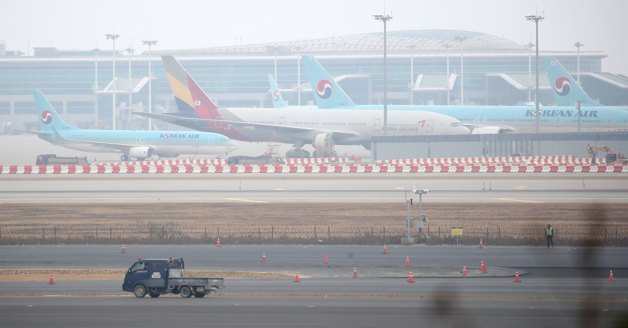 인천국제공항 계류장에 대한항공과 아시아나항공 여객기가 세워져 있다. [연합]