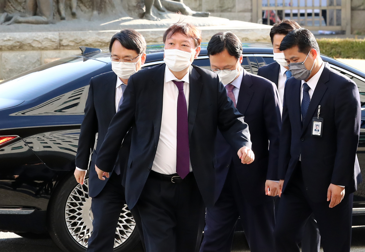 8개월 만에 전국 검찰청 순회 간담회를 재개한 윤석열 검찰총장이 29일 오후 대전 지역 검사들과의 간담회를 위해 대전지방검찰청에 도착해 강남일 대전고검장, 이두봉 대전지검장 등과 이동하고 있다. [연합]