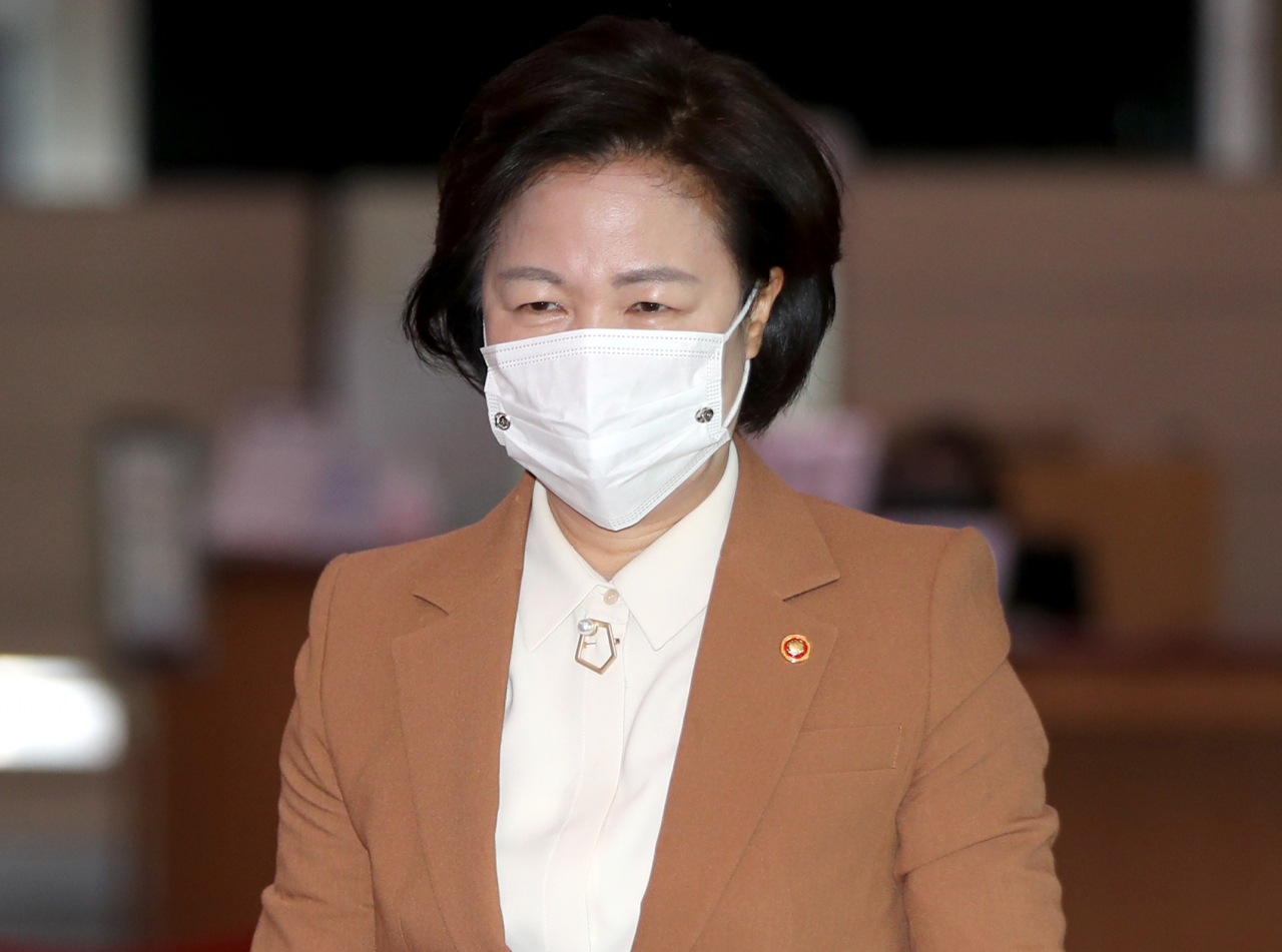 추미애 법무부 장관이 17일 오전 국무회의에 참석하기 위해 서울 종로구 정부서울청사에 도착하고 있다. [연합]