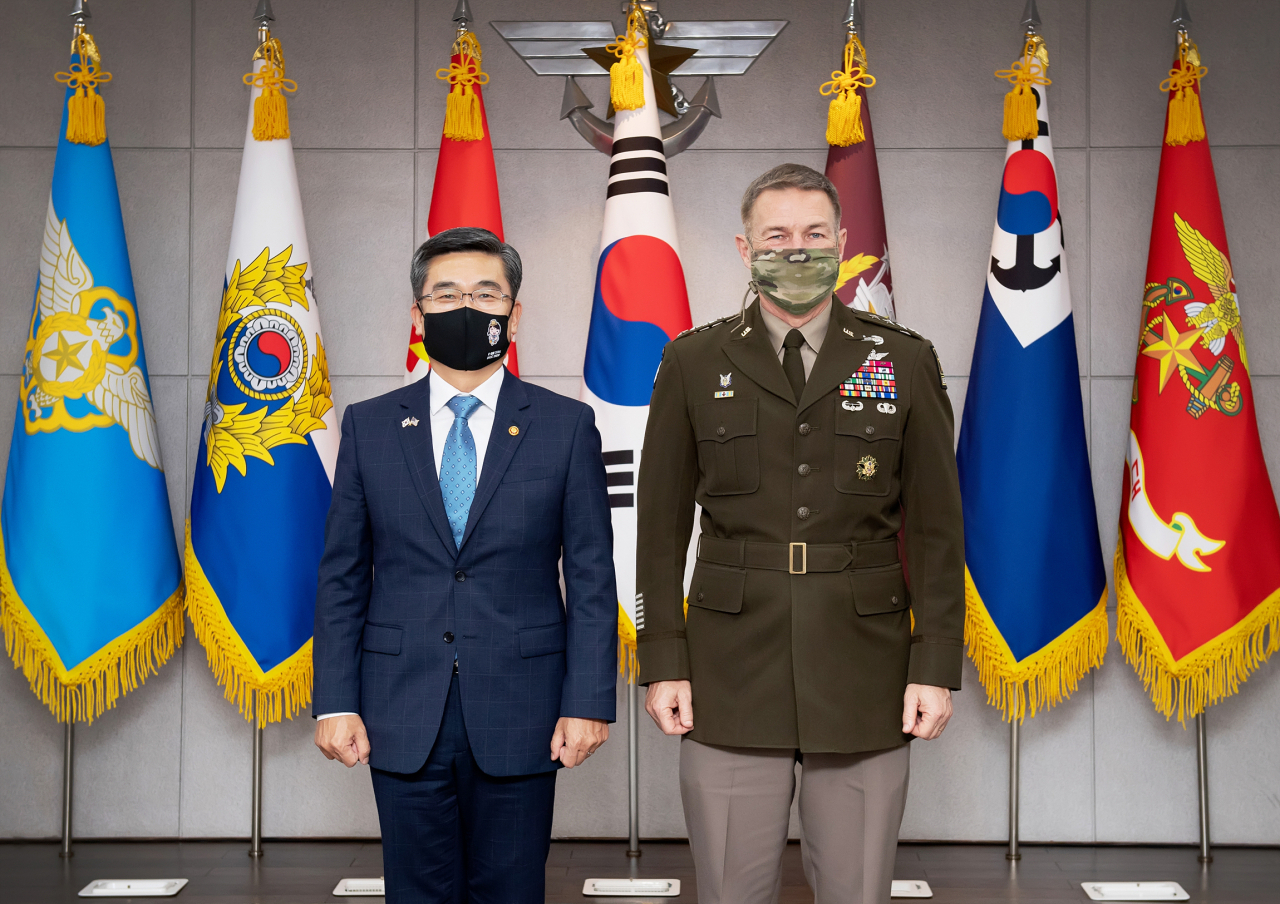 서욱 국방부 장관이 17일 서울 용산구 국방부에서 미국 육군참모총장 제임스 맥콘빌 대장과 한미 육군 간 협력을 논의한 뒤 기념촬영을 하고 있다.[사진=국방부]