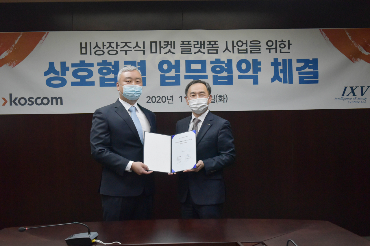 김계영 디지털인증사업단장(왼쪽)과 안도현 IXV Labs대표가 17일 코스콤 여의도 본사에서 비 마이 유니콘을 활용해 예비 창업자 원스톱 컨설팅 서비스 구축을 위한 업무협약을 체결하고 기념사진을 촬영하고 있다.