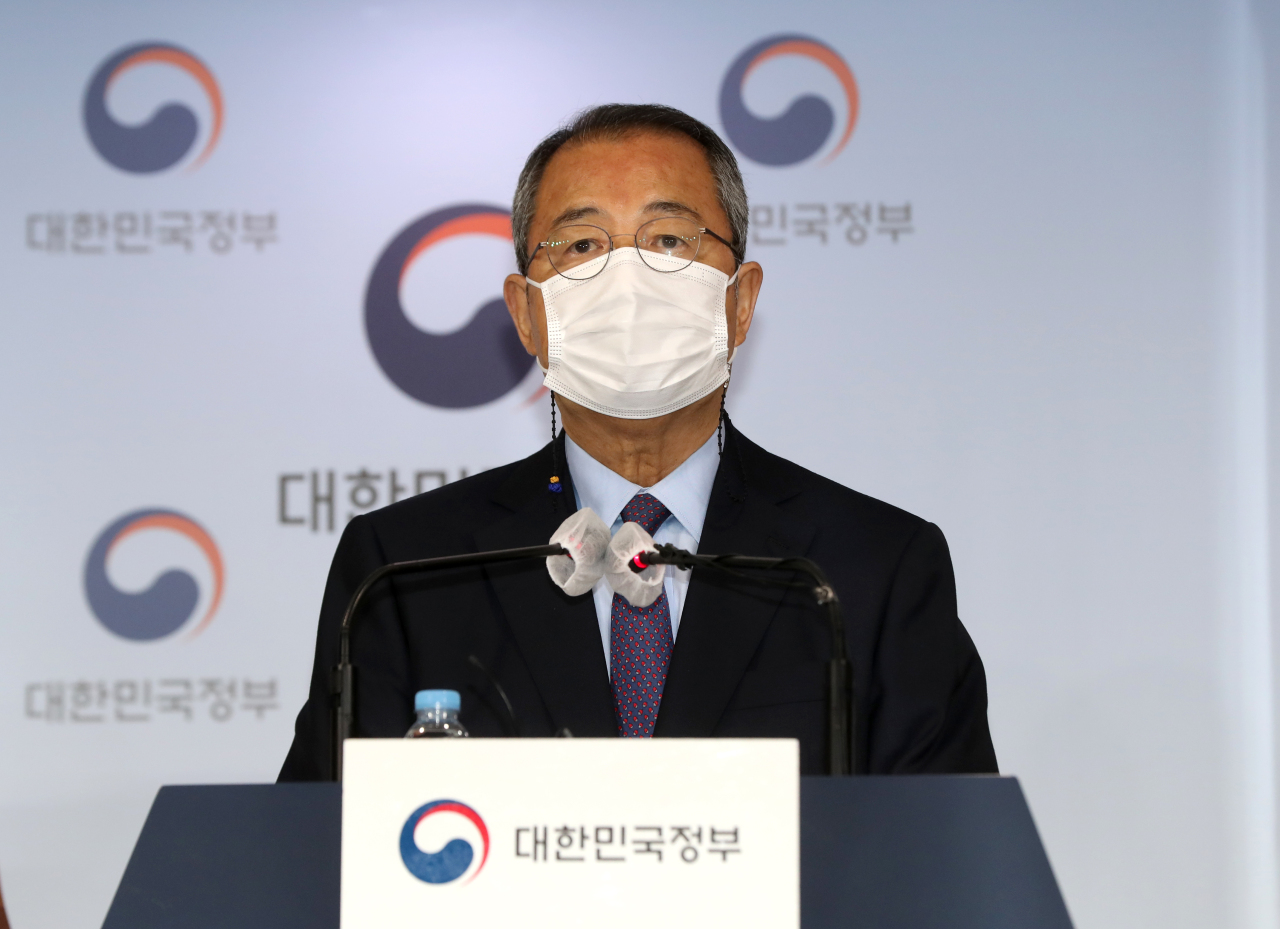 Kim Soo-sam, head of the committee reviewing plans for expanding the Gimhae International Airport, announces the committee's findings on Tuesday. (Yonhap)