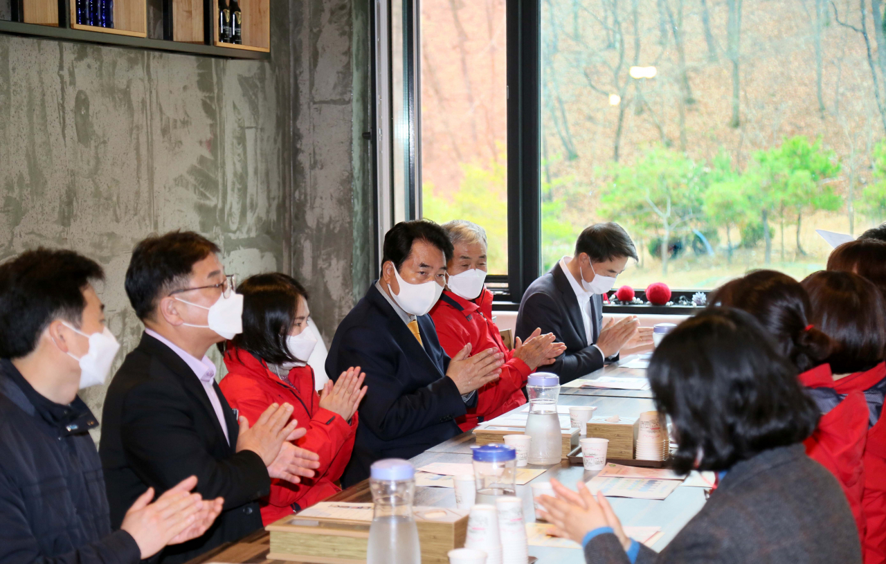 백군기 용인시장이 처인구 유림동 행복마을관리소를 찾아 관계자를 격려했다. [용인시 제공]