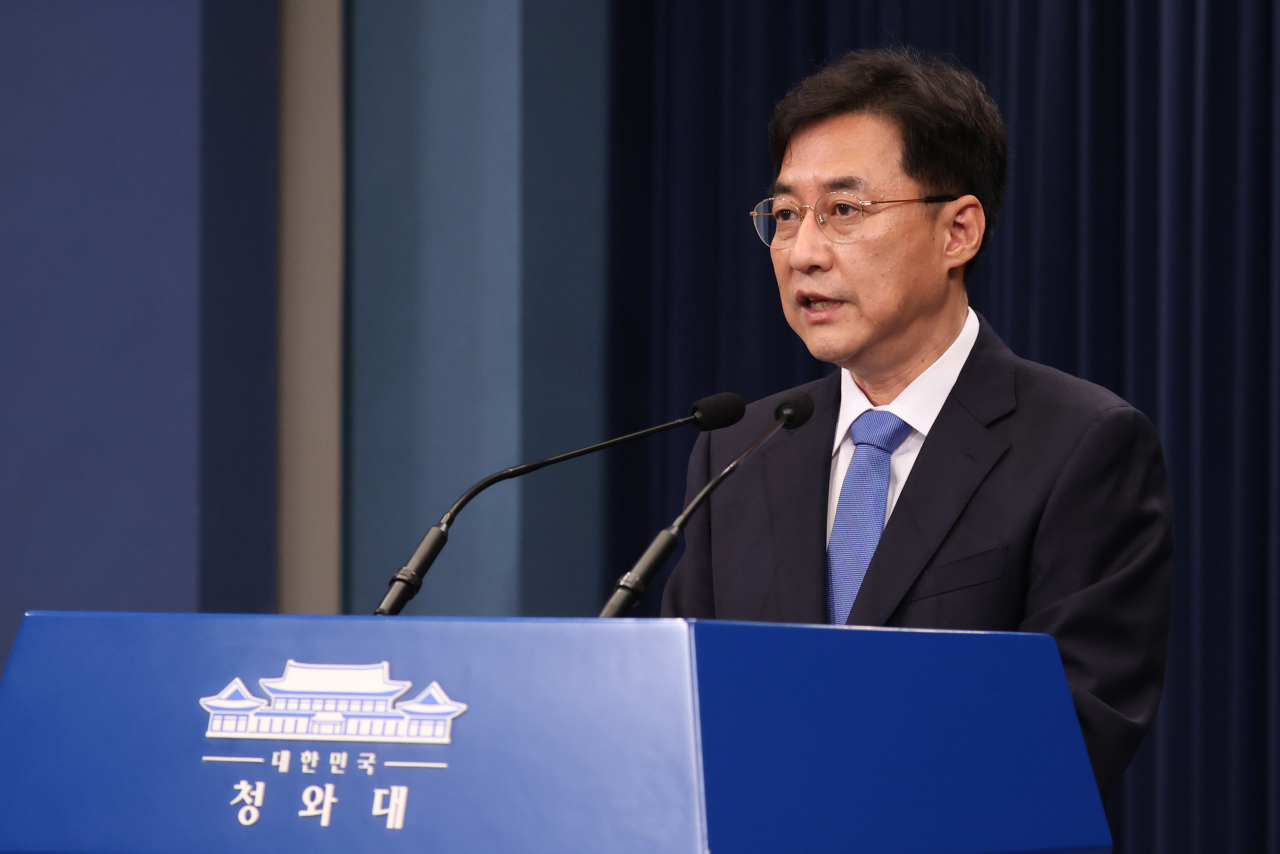 Cheong Wa Dae spokesperson Kang Min-seok announces plans for APEC and G20 summits on Tuesday. (Yonhap)