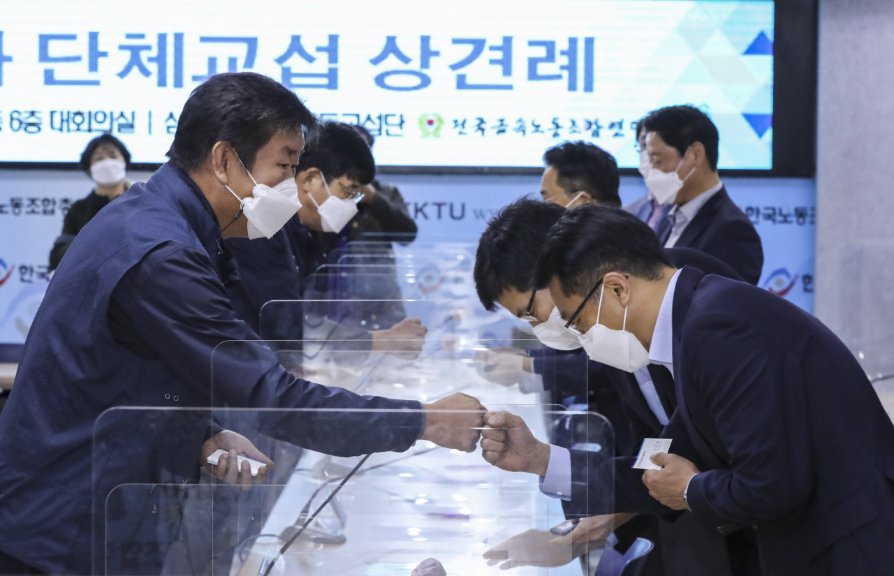 17일 단체교섭을 진행하고 있는 삼성전자와 삼성전자 노동조합 공동교섭단이 경기 용인시 삼성전자 기흥캠퍼스에서 첫 본교섭을 벌였다. 사진은 지난 3일 오전 서울 여의도 한국노동조합총연맹에서 열린 삼성전자 노사 단체교섭 상견례에서 김만재 금속노련 위원장이 사측 교섭위원들과 인사하고 있는 모습. [연합]