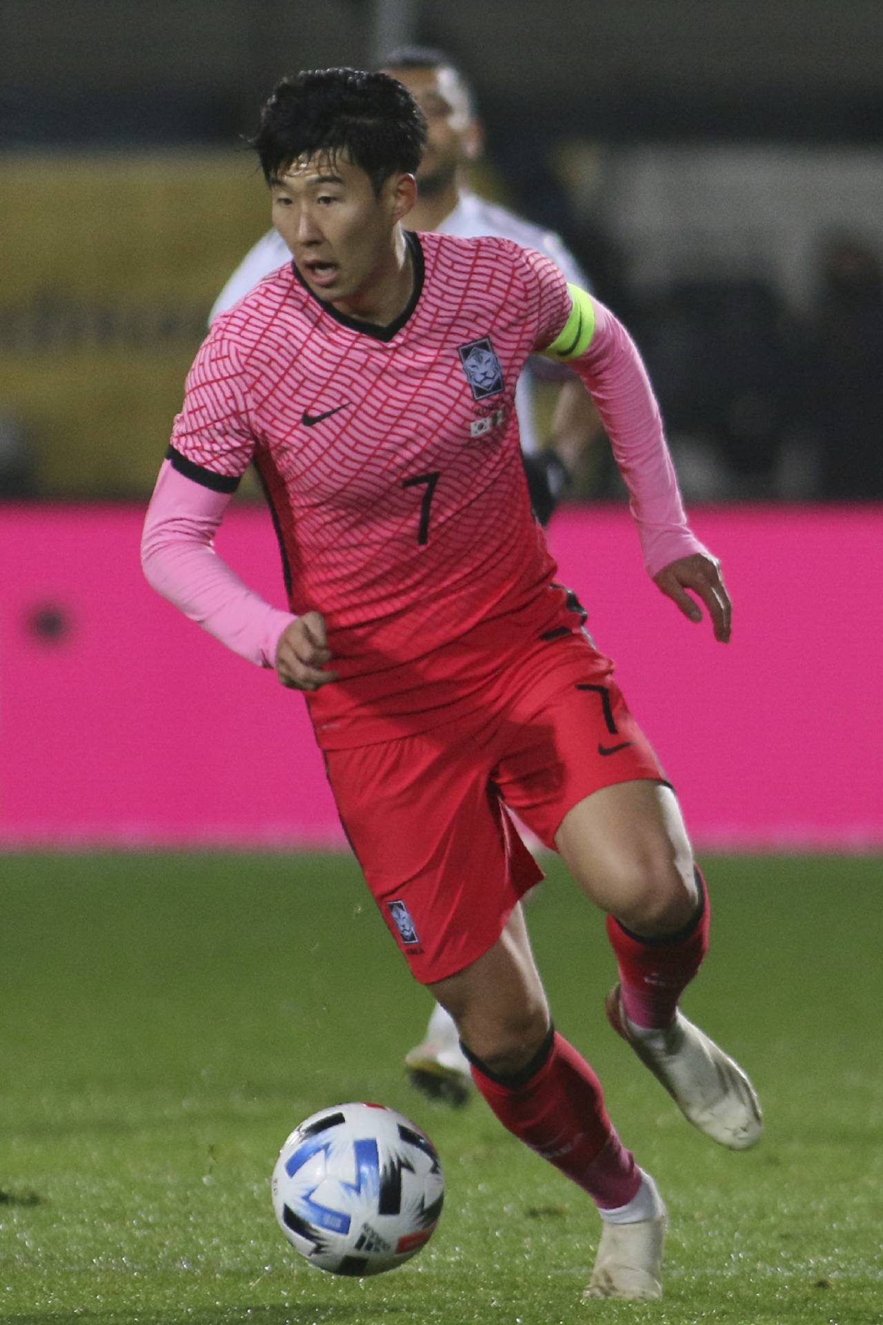 지난 14일(현지시간) 오스트리아 빈의 노이슈타트 경기장에서 열린 대한민국 대 멕시코의 축구 국가대표팀 친선경기 중 한국의 국가대표 손흥민이 드리블을 하고 있다. 한국이 멕시코에 2:3으로 졌다. 연합뉴스