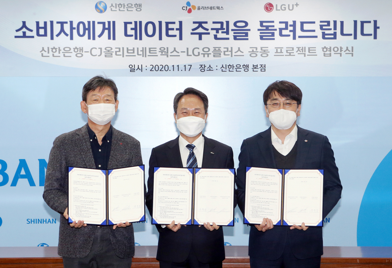 17일 서울 중구 소재 신한은행 본점에서 열리 ‘마이데이터 공동 프로젝트’ 협약식에서 신한은행 진옥동 은행장(가운데)과 LG유플러스 황현식 사장(왼쪽), CJ올리브네트웍스 차인혁 대표이사(오른쪽)가 기념촬영하고 있다