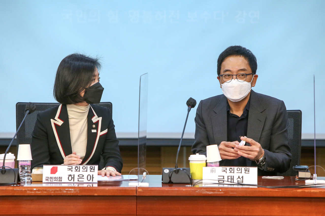 [헤럴드경제=이상섭 기자] 더불어민주당을 탈당한 금태섭 전 의원이(오른쪽) 18일 국회 의원회관에서 열린 국민의힘 초선의원 모임에 강연자로 참석해 허은아 국민의힘 의원과 대화하고 있다. babtong@heraldcorp.com
