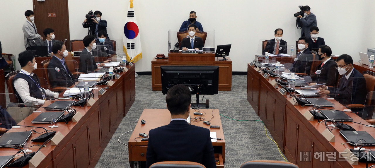 [헤럴드경제=이상섭 기자] 13일 국회에서 공수처장 후보 추천위원회 2차 회의가 조재연 위원장 주재로 열리고 있다. babtong@heraldcorp.com 추천위는 이날 회의에서 실무지원단으로부터 전달받은 예비후보 10명의 재산·병역 등 자료를 검토한다. 2020.11.13/뉴스1