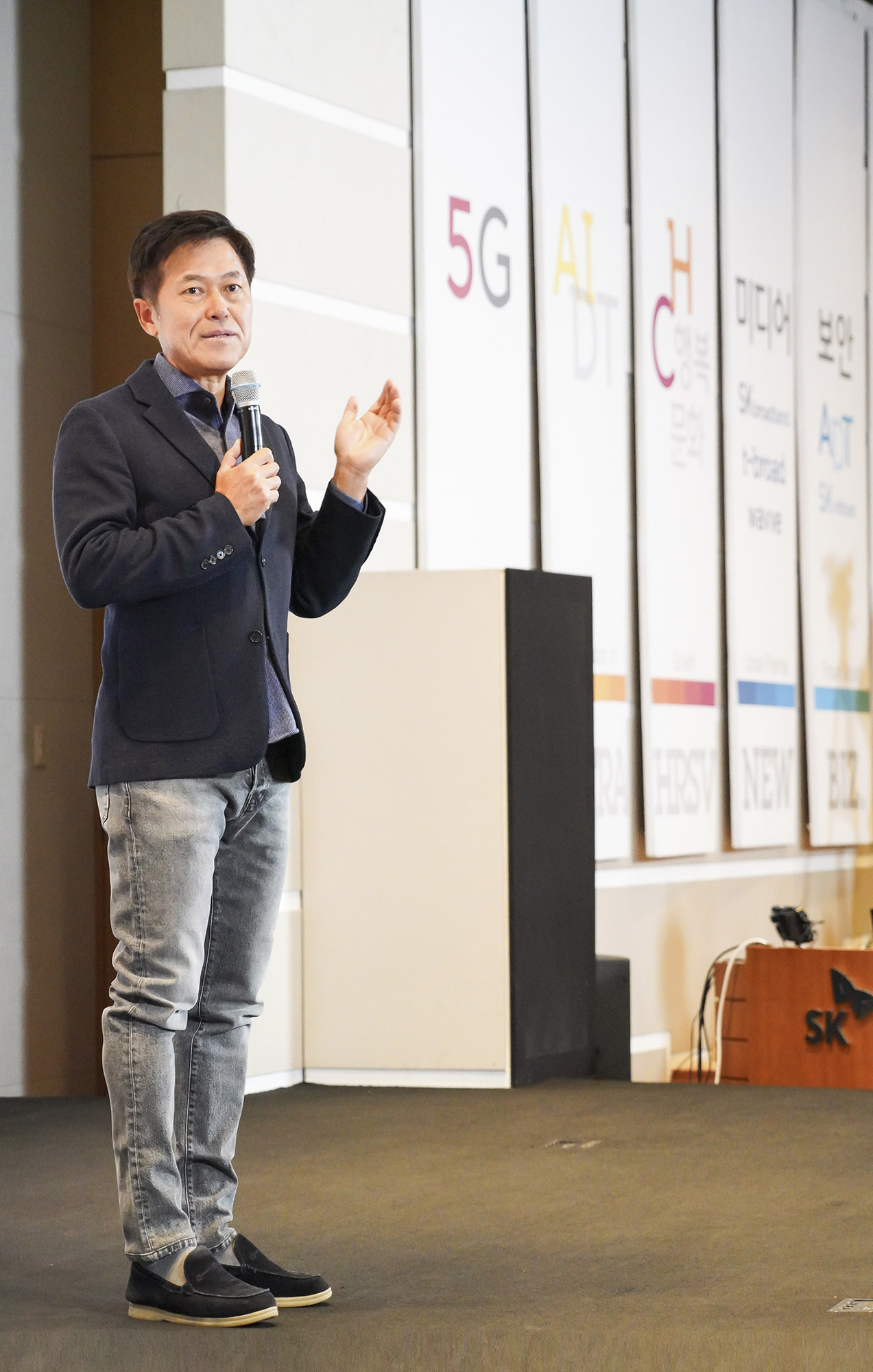 박정호 SK텔레콤 사장이 17일 오후 SKT 본사 수펙스홀에서 열린 ‘온오프라인 타운홀’에서 일하는 방향 혁신에 대해 토론하고 있다. [SK텔레콤 제공]