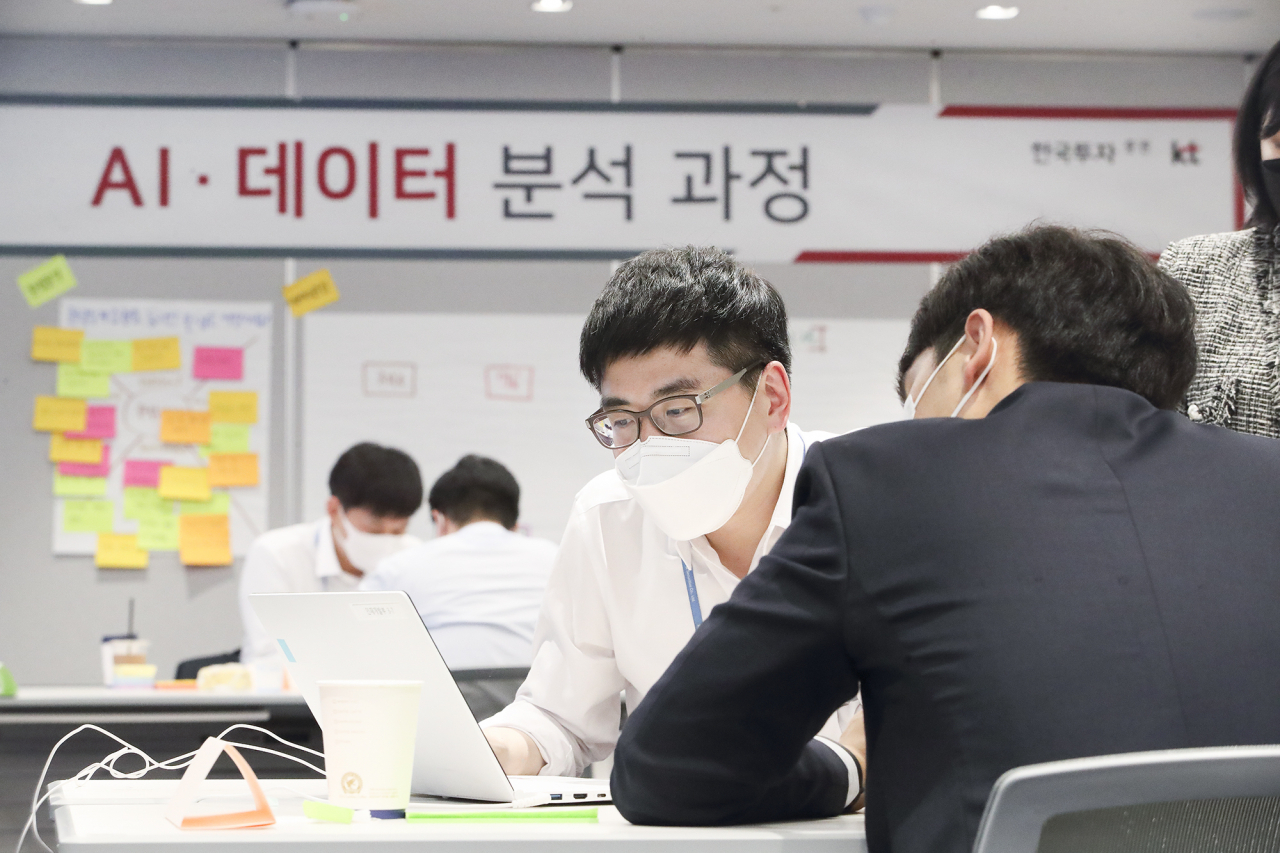 한국투자증권 직원들이 KT의 과제 발굴 프로그램인 ‘1등 워크숍’을 통해 실무에 적용할 수 있는 ‘우리만의 AI 과제’를 발굴하고 있다 [KT 제공]
