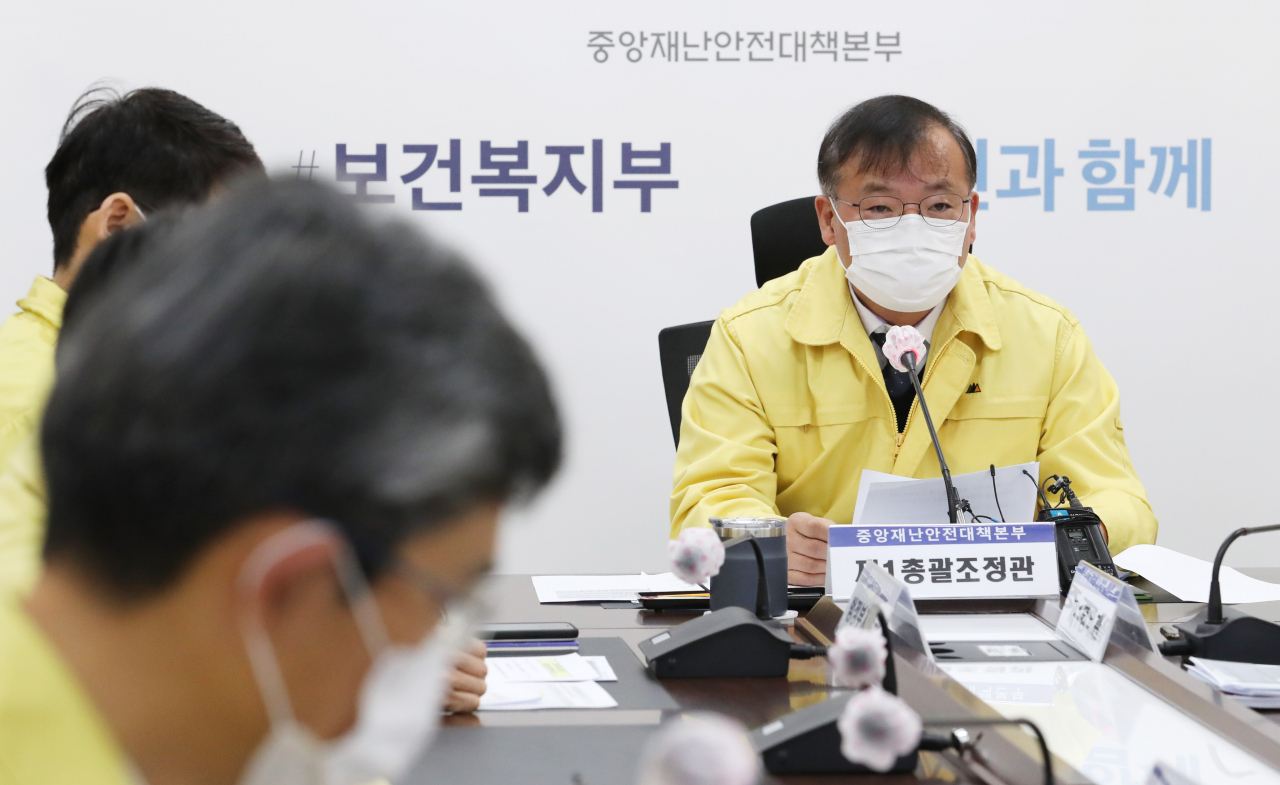 강도태 중앙재난안전대책본부(중대본) 제1총괄조정관(보건복지부 제2차관·오른쪽)이 18일 오전 세종시 정부세종청사에서 열린 신종 코로나바이러스 감염증(코로나19) 대응 중대본 회의를 주재하며 발언하고 있다. [연힙]