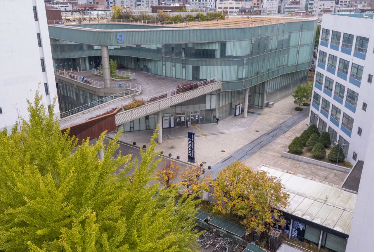 지난달 21일 중간고사 기간인 데도, 대부분 시험이 비대면으로 치러지는 서울 시내의 한 캠퍼스가 한산한 모습을 보이고 있다. [연합]
